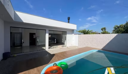 Casa pronta para morar com 3 quartos, piscina e espaço gourmet! no bairro Nova Divinéia - Araranguá/SC