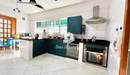 Excelente casa linear de condomínio com 4 quartos, área gourmet e piscina
