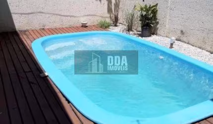 Casa com 2 dorm, 2 bwc, piscina e garagem, no Rio Vermelho.