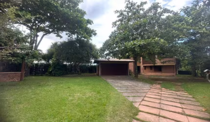 Localização rara! Casa Frente ao Mar em Jurerê Internacional