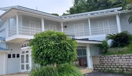Excelente casa,600 m2, na Ponta de Baixo. 5 dorm ( 2 suites).