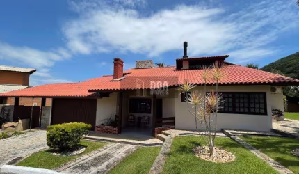Excelente casa em condomínio fechado, Sambaqui. 3 dormitórios,