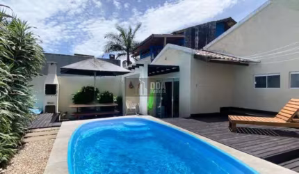Excelente residência em Jurerê,a 300 mts da praia, c/ piscina.