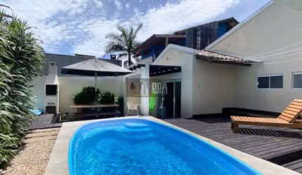 Excelente residência em Jurerê,a 300 mts da praia, c/ piscina.