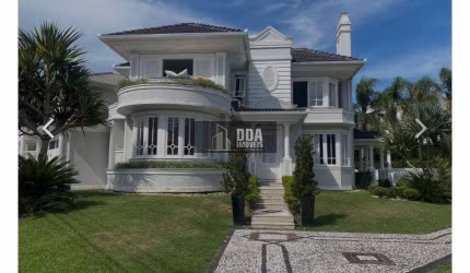 Belíssima casa em Juererê Internacional, 4 suites, piscina.