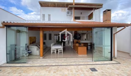Casa com 3 quartos à venda na Avenida Independência, Jardim Independência, Taubaté por R$ 1.000.000