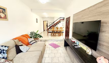 Casa em condomínio fechado com 3 quartos à venda na Rua Adherbal de Carvalho, Residencial São Charbel, Taubaté por R$ 450.000
