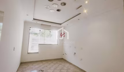 Casa com 3 quartos para alugar na Avenida Vila Rica, Chácara do Visconde, Taubaté por R$ 2.000