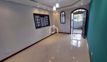 Casa com 3 quartos para alugar na Rua Doutor João Carlos Teixeira Salgado, Maria Áurea, Pindamonhangaba por R$ 2.830