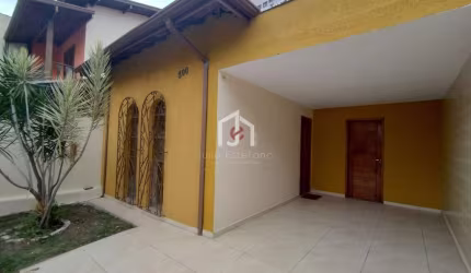 Casa com 2 quartos para alugar na Rua Cônego Tobias, Tabaú, Pindamonhangaba por R$ 2.300