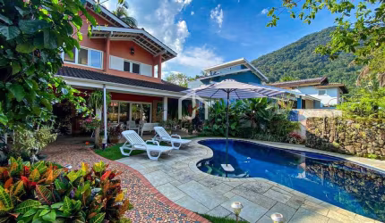 Casa em condomínio fechado com 5 quartos à venda na Praia do Lazaro, Ubatuba  por R$ 4.200.000