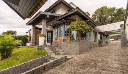 Casa com Piscina e 4 quartos em Santa Felicidade
