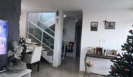 Linda casa em Quadramares, primeiro andar, piscina, 4 quartos sendo 3 suítes