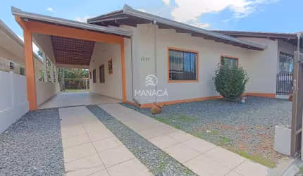 Casa com 4 quartos de 208m² e sala comercial com 112m² a venda em avenida no centro de Barra Velha - SC