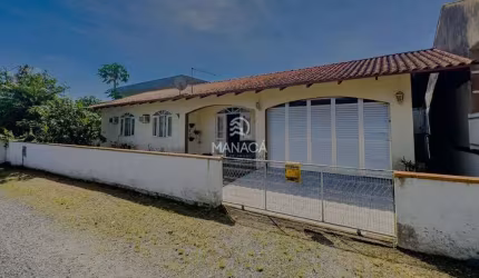 Casa com 3 quartos sendo 1 suíte 300 metros do mar no Itajuba