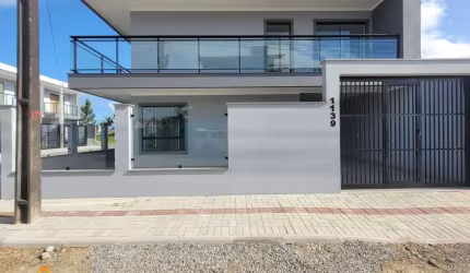 Sobrado esquina, 3 dormitórios, sendo 1 suíte, Itacolomi em Baln. Piçarras-SC.
