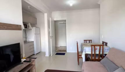 Apartamento mobiliado à apenas 500m do mar, por apenas R$ 450.000,00.