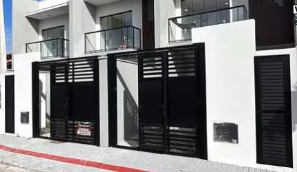 Excelente Sobrado Geminado 3 dormitórios sendo um Suíte a 300m da Nereu Ramos- B