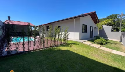 Ampla casa com piscina em Barra Velha. À venda por apenas R$ 800.000,00.