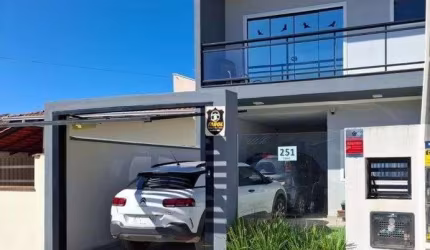 Sobrado mobiliado, com 3 dormitórios e quintal aos fundos, à venda por R$750.000