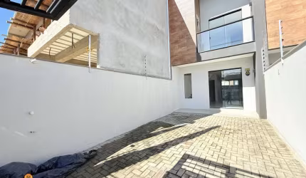 Sobrado com 2 suítes, à venda no bairro Itacolomi, na cidade de Balneário Piçarr