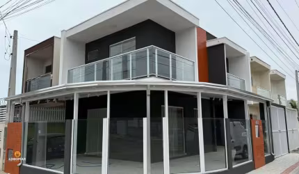 Sobrado pronto para morar, à  apenas 600m do mar, no bairro Itacolomi, em Bal. P