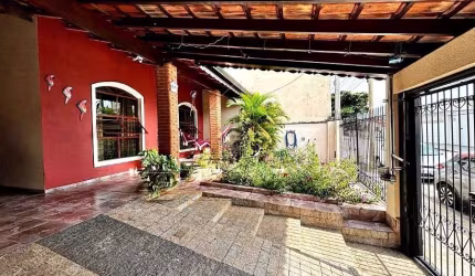 CASA COM 3 QUARTOS COM 1 SUITE