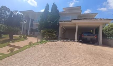 Casa em condomínio com 4 dormitórios, sendo 3 suítes.