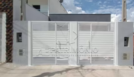 Casa na zona Norte com 2  dormitórios.
