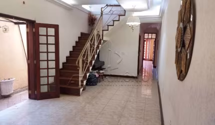 Casa na zona central com 4 dormitórios, 1 sendo suíte  e 3 suítes com closet.
