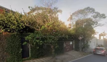 CASA ASSOBRADADA CENTRO COM 2 QUARTOS SENDO 1 SUITE