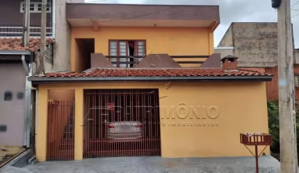 CASA ASSOBRADADA COM 3 QUARTOS SENDO 1 SUITE