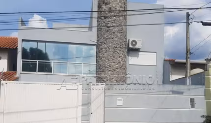 CASA ASSOBRADADA COM 3 QUARTOS SENDO 2 SUITES