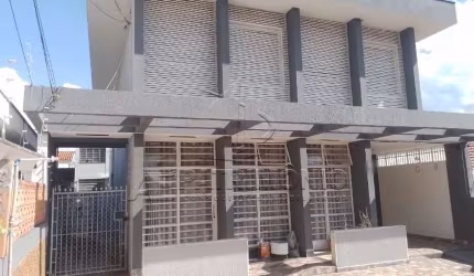 CASA ASSOBRADADA COM 4 QUARTOS SENDO 2 SUITES
