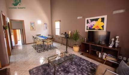 Linda Casa á venda no Residencial das Ilhas - Bragança Paulista SP.