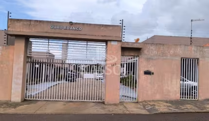 Casa em Condomínio fechado Ouro branco, possui 1 sala, 1 banheiro, 3 quartos, 1 cozinha e 2 vagas .