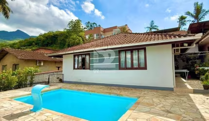 CASA SEMIMOBILIADA COM PISCINA E 4 QUARTOS | ILHA DA FIGUEIRA