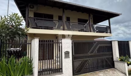 CASA SEMIMOBILIADA COM 4 QUARTOS | RAU