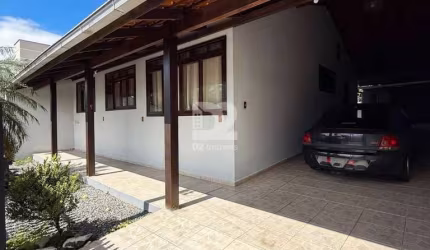 CASA SEMIMOBILIADA COM 3 QUARTOS | RAU