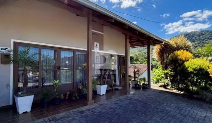CASA SEMIMOBILIADA COM 3 QUARTOS | CENTRO
