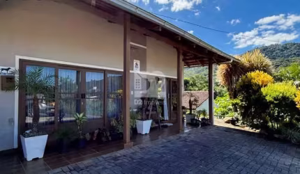 CASA SEMIMOBILIADA COM 3 QUARTOS | CENTRO