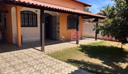 Casa ampla e conservada - 4 quartos/2 suítes.