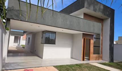 CASA NOVA LINEAR COM 3 QUARTOS SENDO 1 SUÍTE - ACABAMENTO FINO