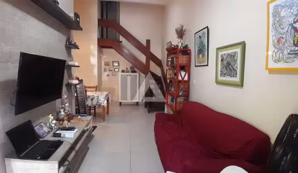 Casa em Itapuã com 5 quartos e 4 suítes, 145m² à venda por R$ 1.200.000,00