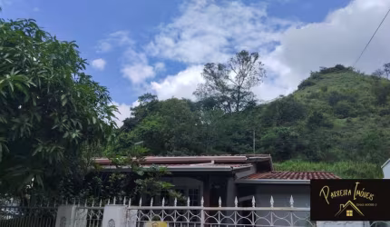 CASA COM PISCINA EM AGUAS DA PRATA