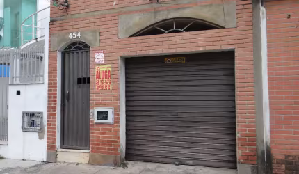 Casa com garagem, 1/4 em uma rua plana.