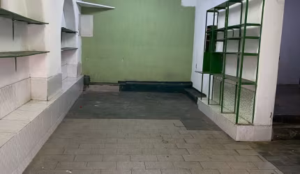 Loja na rua Vitorino Braga, ótima localização .