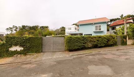 Casa no Campo Comprido, de 489,00m², com 3 quartos