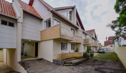 Sobrado com 3 quartos sendo 1 suítes no Centro Cívico - Próx. Shopping Muller.