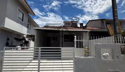 Sobrado para Venda em Palhoça, Bela Vista, 2 dormitórios, 1 banheiro, 2 vagas